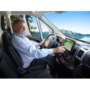 Upravljač u vozilu s Alpine X903D-DU autoradijom, idealno za kvalitetan zvuk i navigaciju.