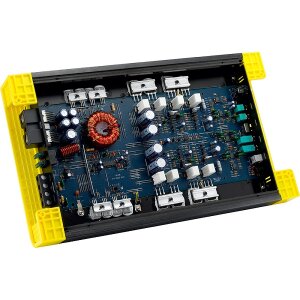 Elektronička ploča za auto zvučnike s raznim komponentama i priključcima.