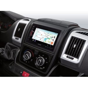 Alpine INE-W611D multimedijski predvajalnik s navigacijom za automobile.