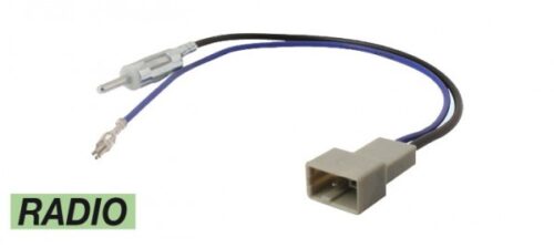 Iso antenski adapter za Suzuki vozila za jednostavnu instalaciju.