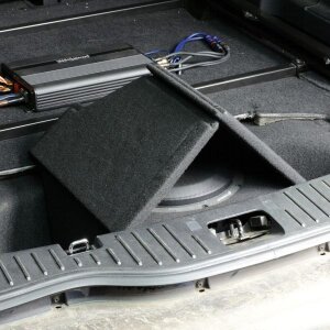 Ugrađena subwoofer kutija za Ford S-MAX 2010 s visokokvalitetnim zvukom. Idealno za poboljšanje audi.