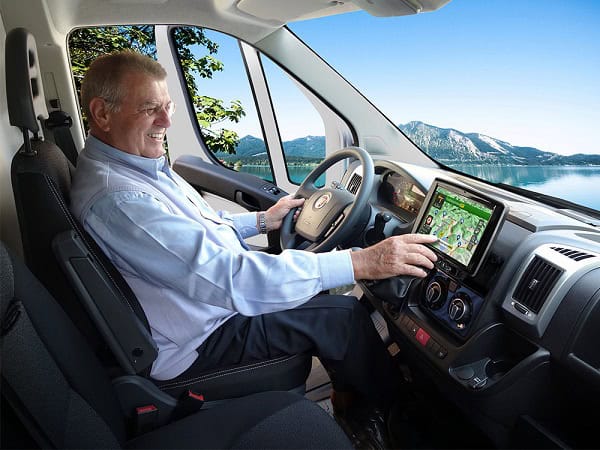 Moderni auto radio Alpine X903D-DU8 za vrhunski zvuk i povezivost.