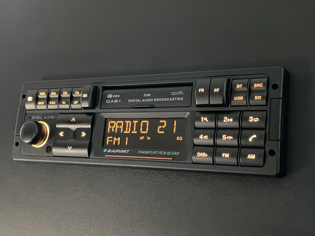 Autoradio Blaupunkt Frankfurt RCM 82 DAB za automobil.