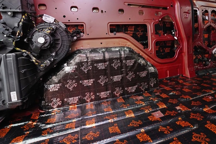 Izolacija od bitumena Comfort Mat Atom Bomb za zvučnu i toplinsku izolaciju.