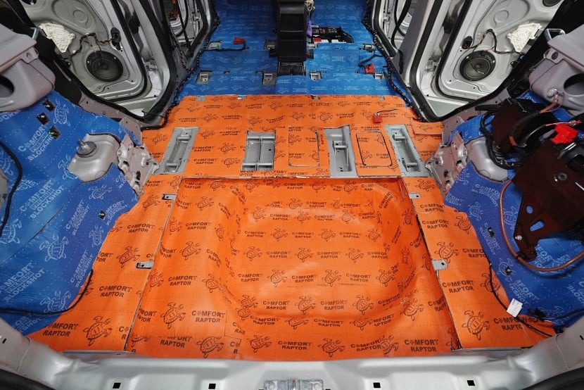 Izolacija Comfort Mat Raptor 4 mm za zvučnu i toplinsku izolaciju vozila.