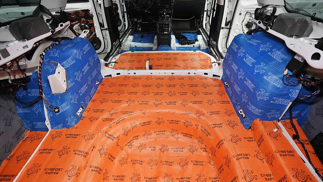 Izolacija za vozila COMFORT MAT RAPTOR 4 MM za bolju zvučnu izolaciju.