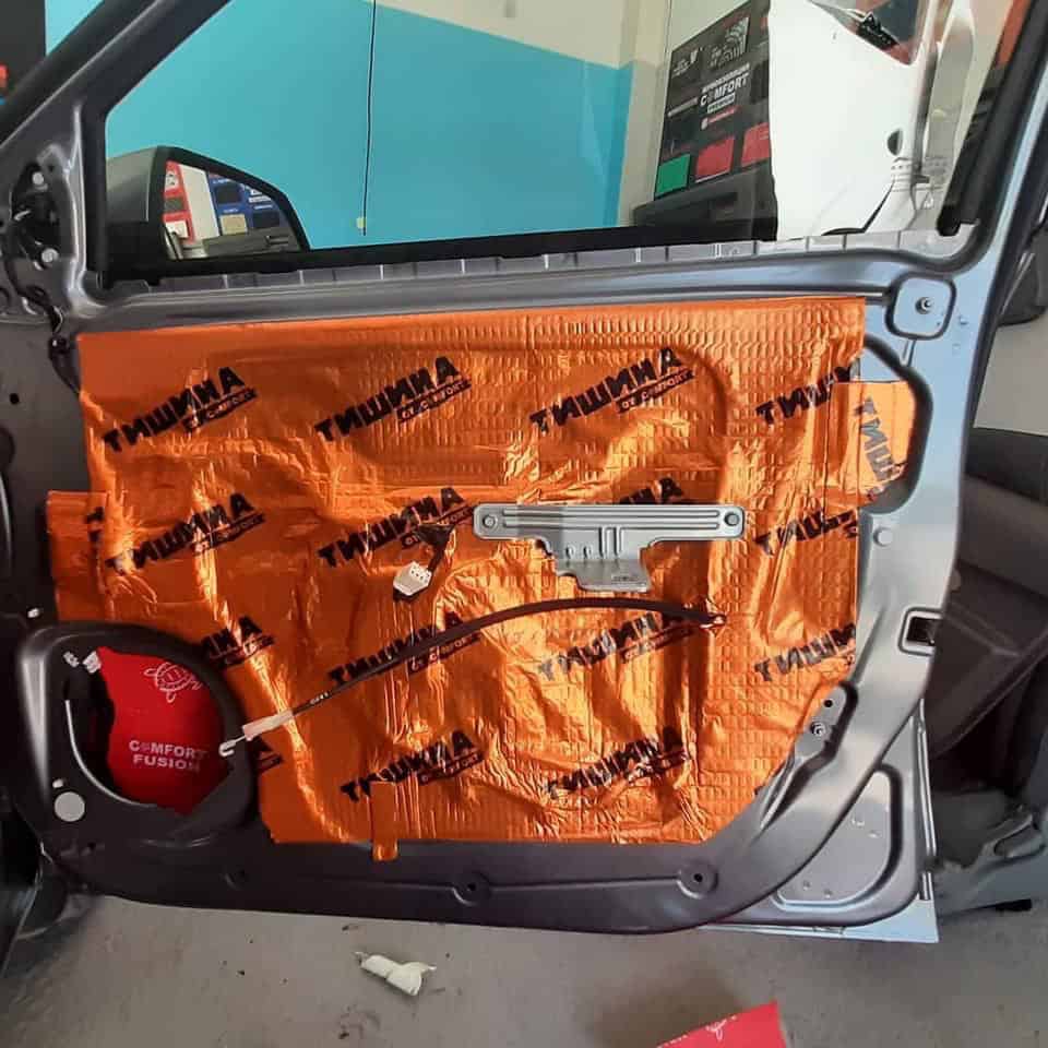 Izvedbeni ALT tag: Bitumen izolacija Comfort Mat Bronze 2 mm za zvučnu i toplinsku izolaciju vozila.