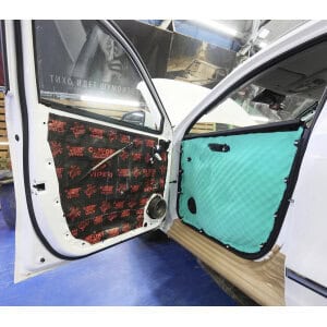 Izolacija vrata s Comfort Mat Viper 3 mm za bolju zvučnu izolaciju i smanjenje buke u vozilu.