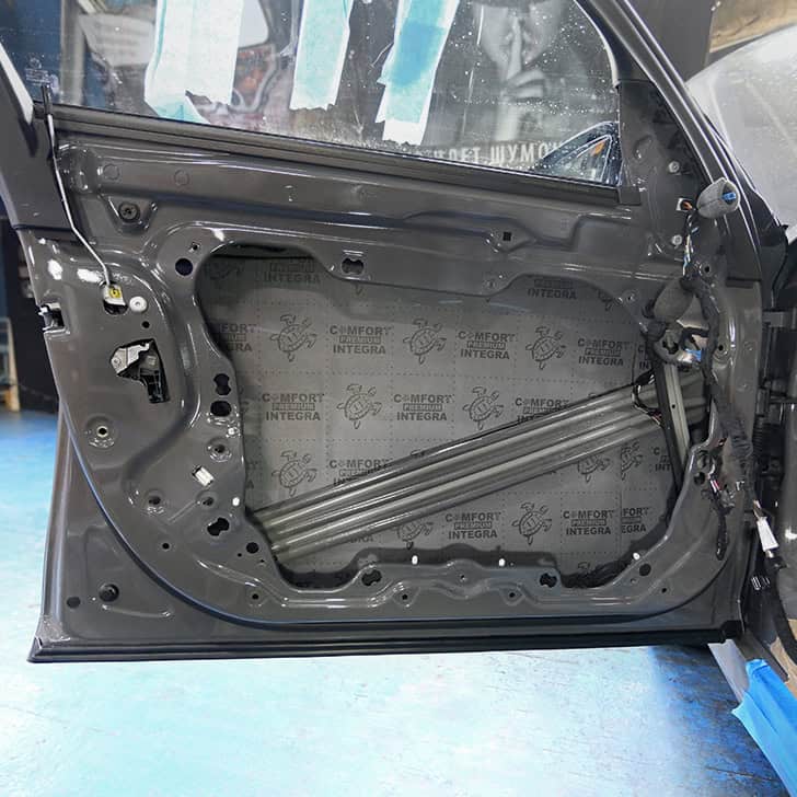 Komforna izolacija vrata automobila s bitumenom za bolju zvučnu izolaciju.